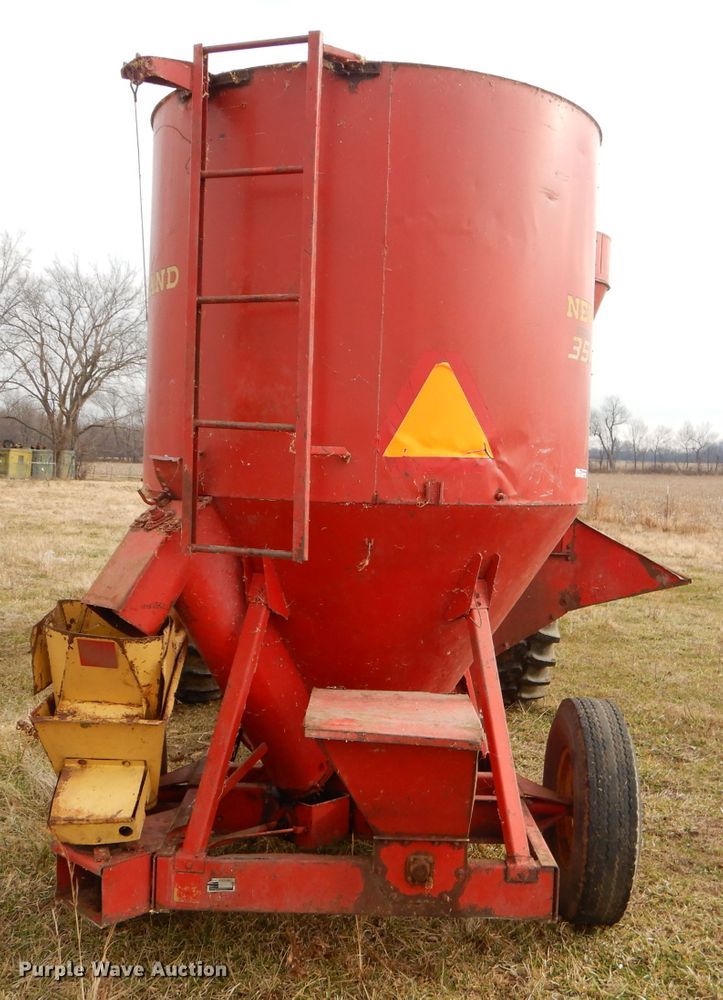 image for item FA9992 New Holland 351 feed mixer