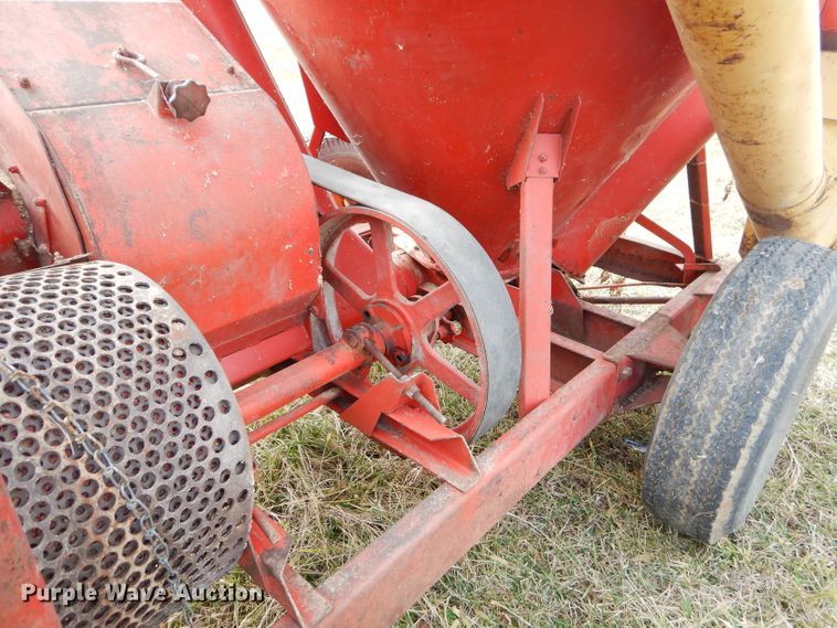 image for item FA9992 New Holland 351 feed mixer