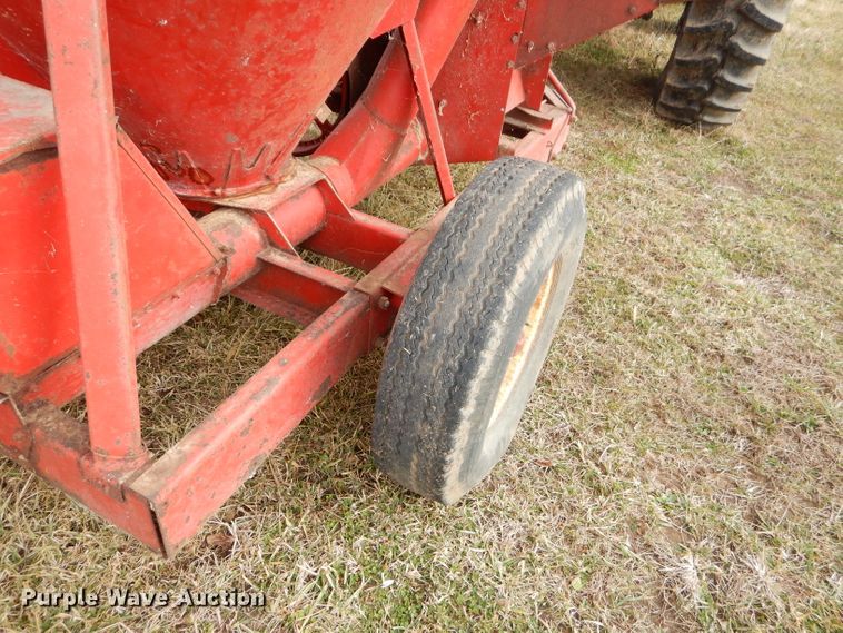 image for item FA9992 New Holland 351 feed mixer