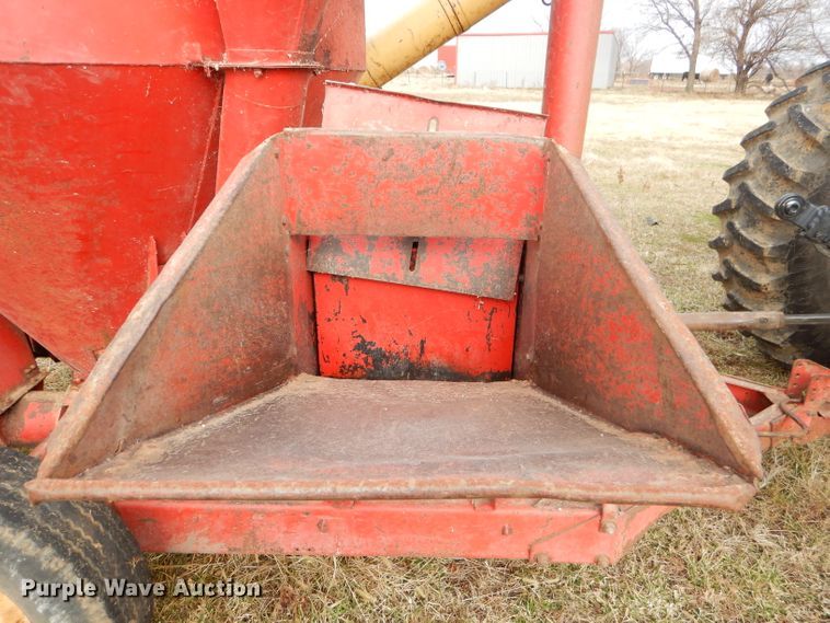 image for item FA9992 New Holland 351 feed mixer