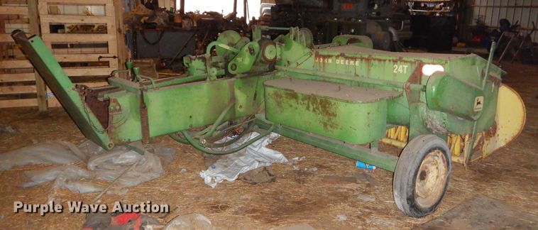 image for item GB9522 John Deere 24T small square baler