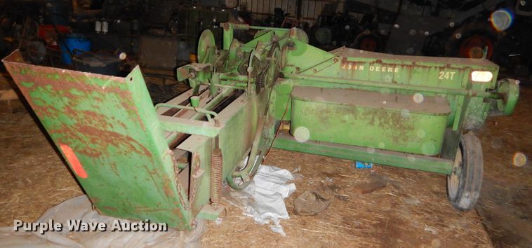 image for item GB9522 John Deere 24T small square baler