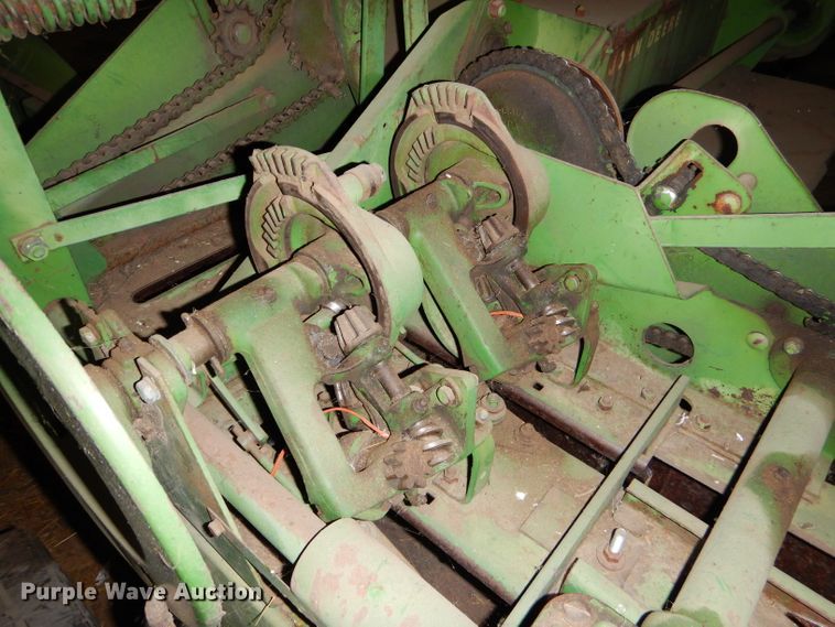 image for item GB9522 John Deere 24T small square baler