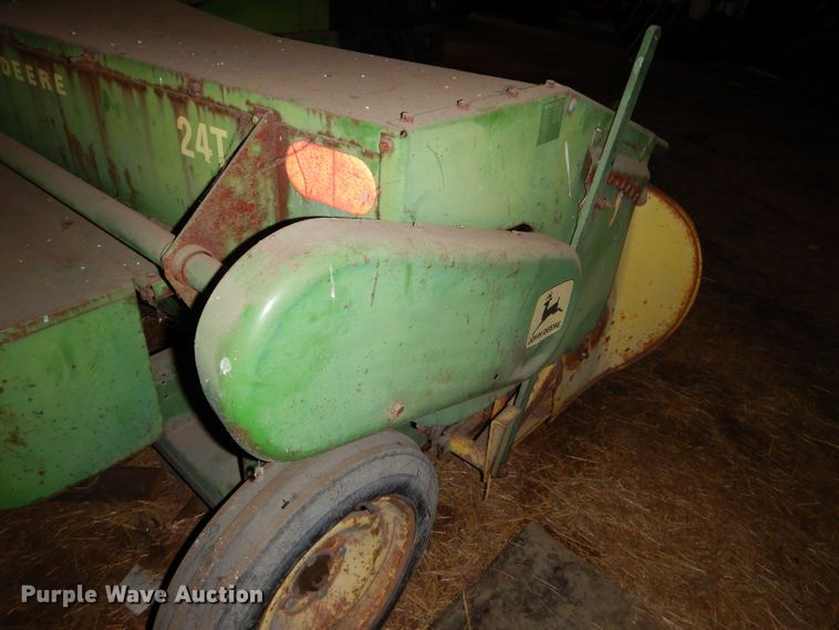 image for item GB9522 John Deere 24T small square baler