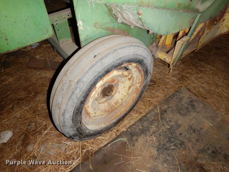 image for item GB9522 John Deere 24T small square baler