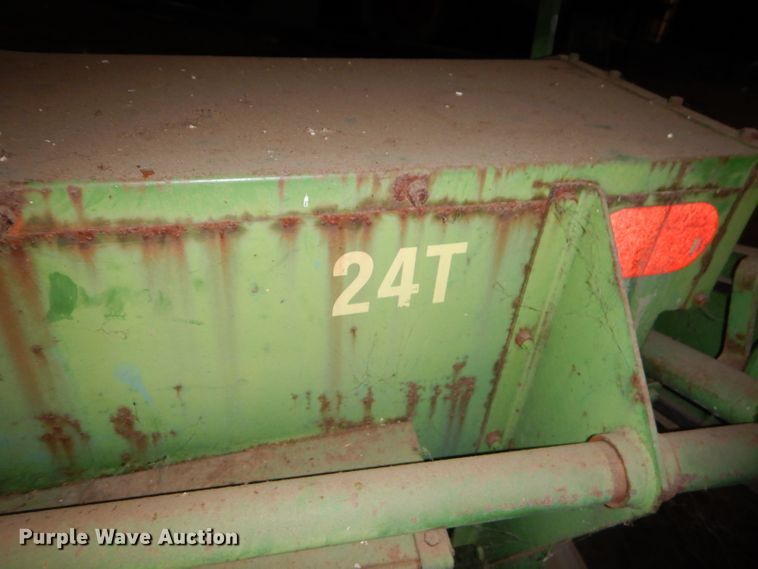 image for item GB9522 John Deere 24T small square baler