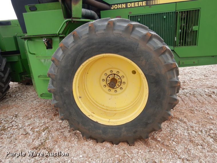 image for item GF9846 1990 John Deere 8760 4WD tractor