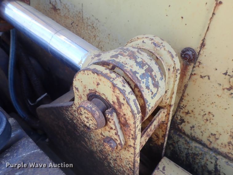 image for item DB7538 1986 Caterpillar D5H dozer