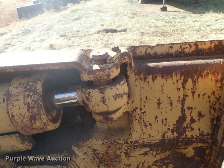 image for item DB7538 1986 Caterpillar D5H dozer