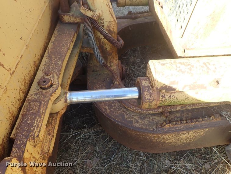 image for item DB7538 1986 Caterpillar D5H dozer