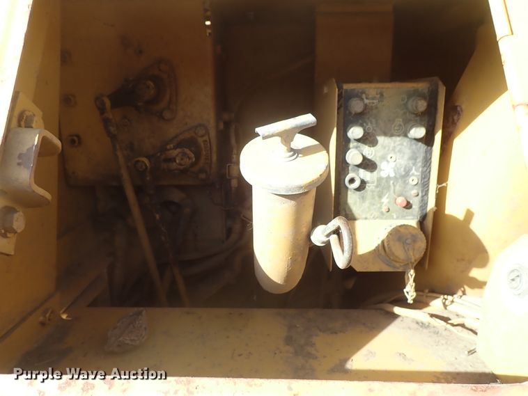 image for item DB7538 1986 Caterpillar D5H dozer