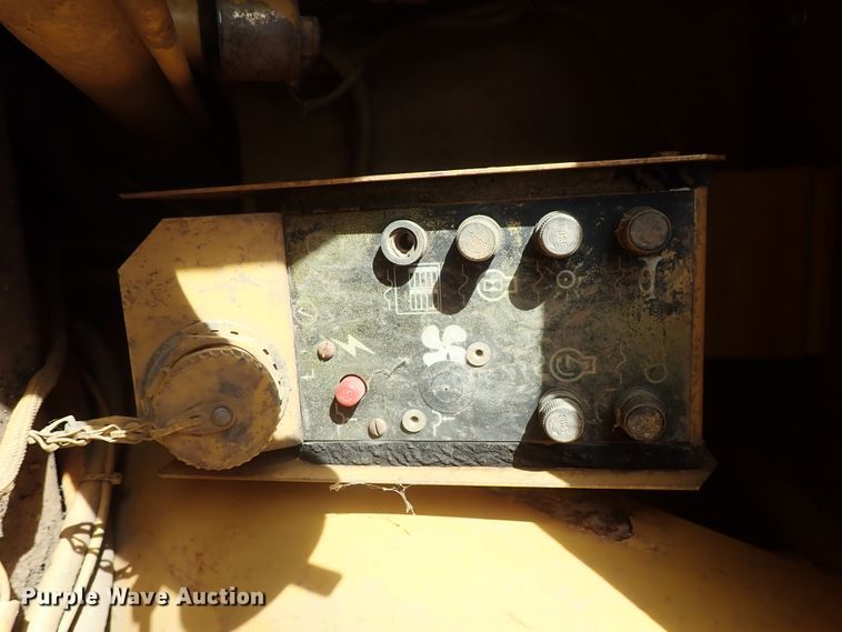 image for item DB7538 1986 Caterpillar D5H dozer