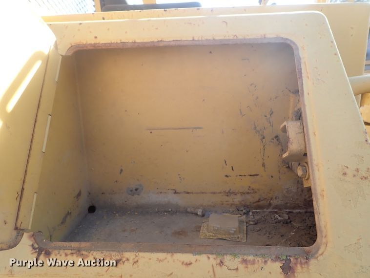 image for item DB7538 1986 Caterpillar D5H dozer