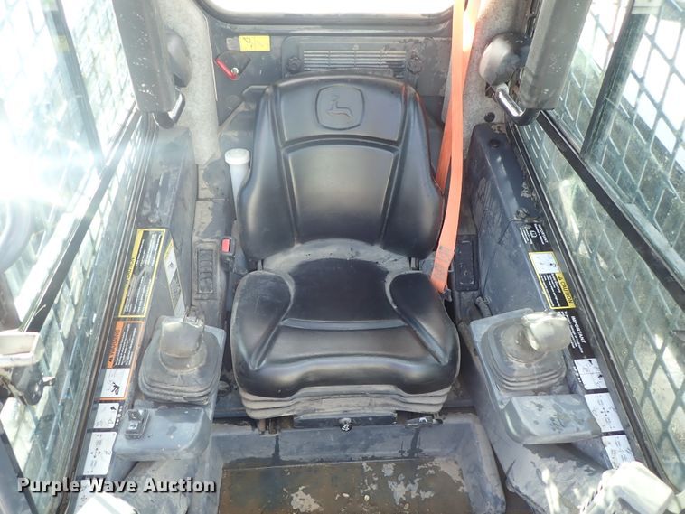 image for item DC3423 2017 John Deere 331G skid steer