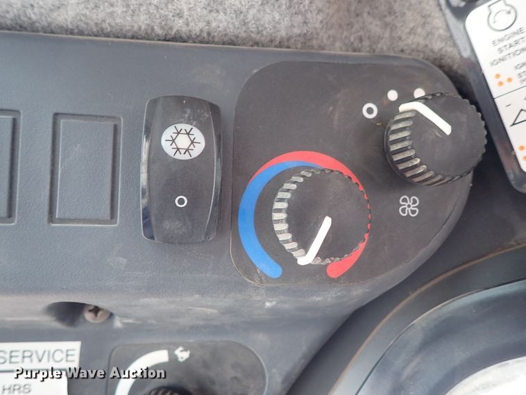 image for item DC3423 2017 John Deere 331G skid steer