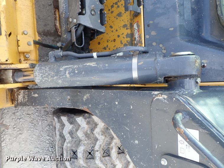 image for item DC3423 2017 John Deere 331G skid steer