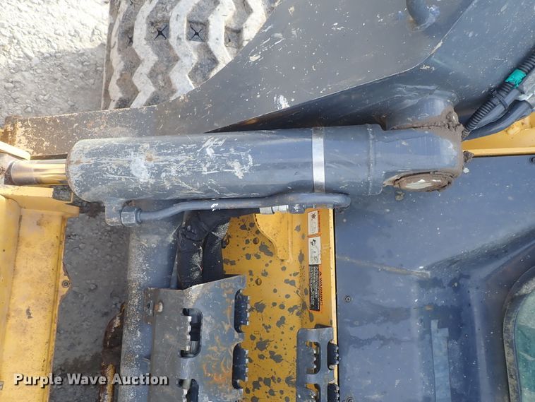 image for item DC3423 2017 John Deere 331G skid steer