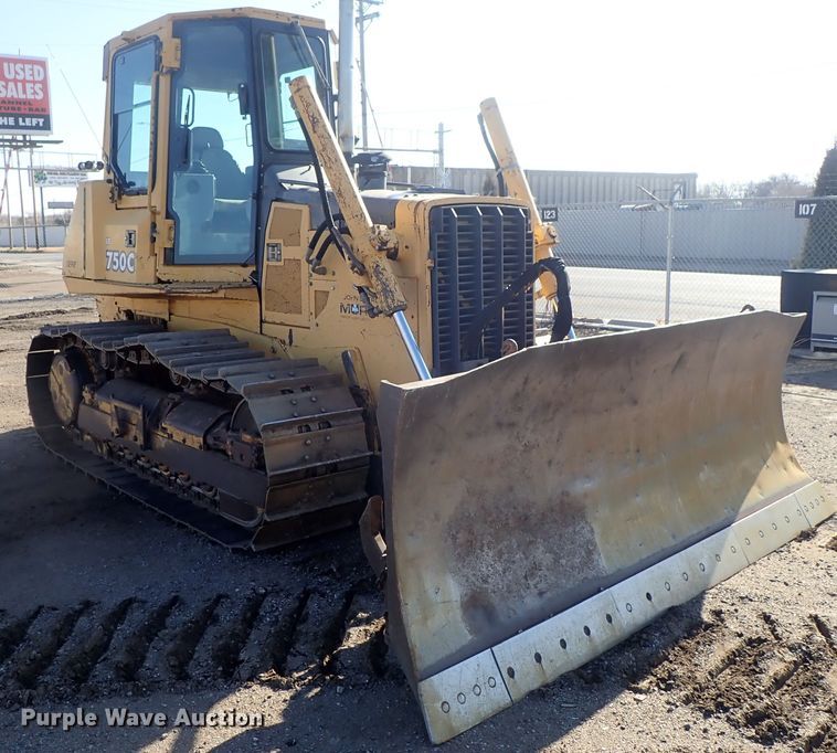 image for item DC3447 2004 John Deere 750C dozer