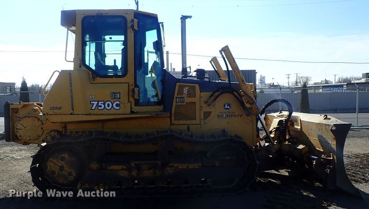 image for item DC3447 2004 John Deere 750C dozer