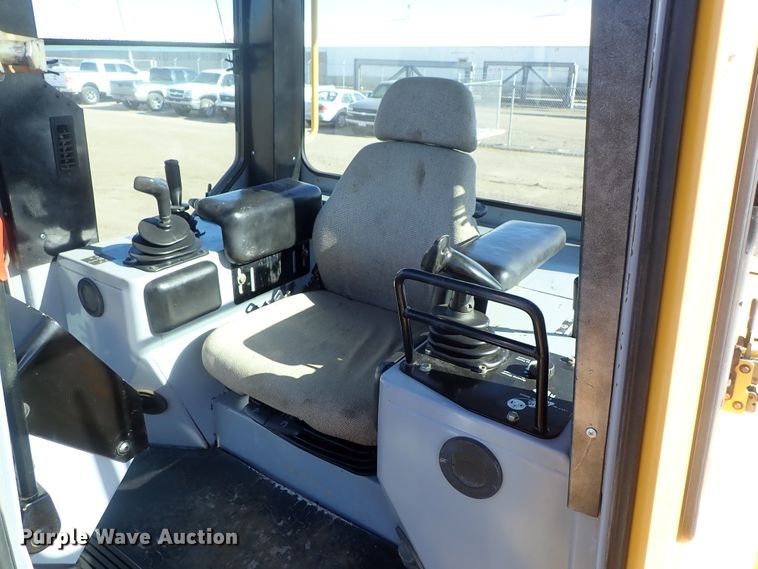 image for item DC3447 2004 John Deere 750C dozer