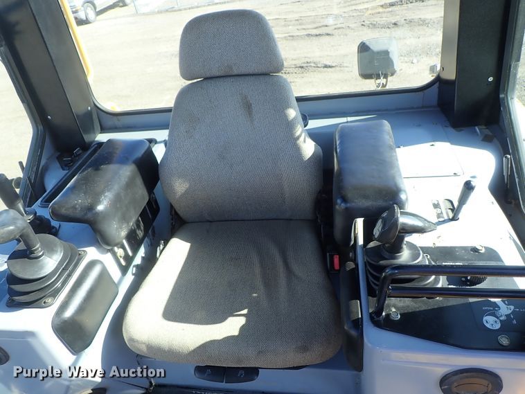 image for item DC3447 2004 John Deere 750C dozer