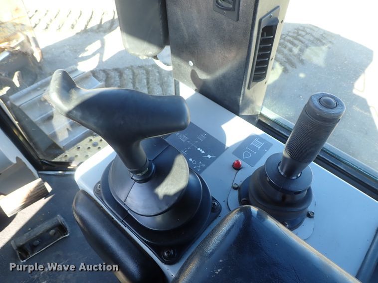 image for item DC3447 2004 John Deere 750C dozer