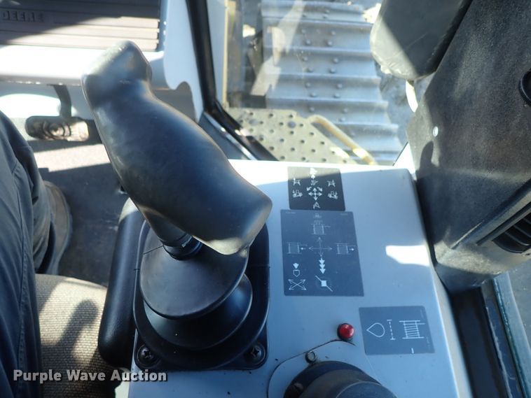 image for item DC3447 2004 John Deere 750C dozer