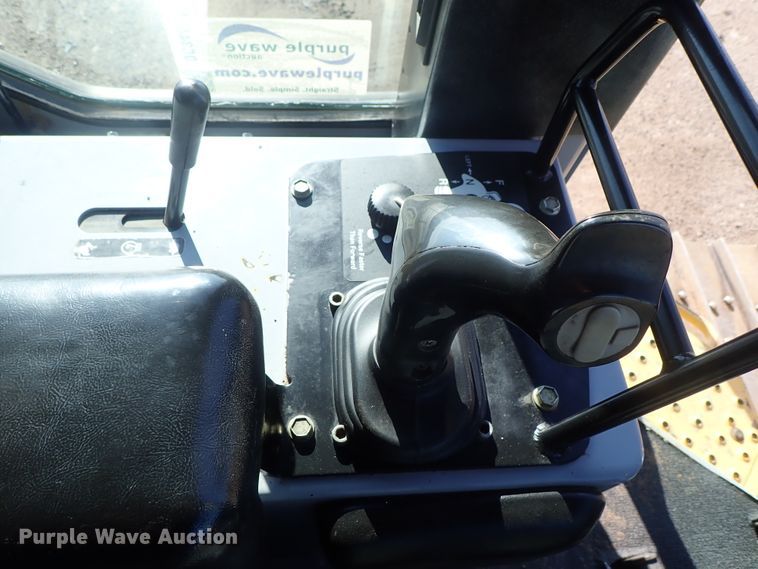 image for item DC3447 2004 John Deere 750C dozer