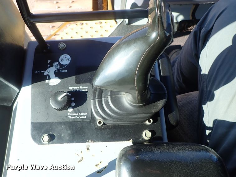 image for item DC3447 2004 John Deere 750C dozer