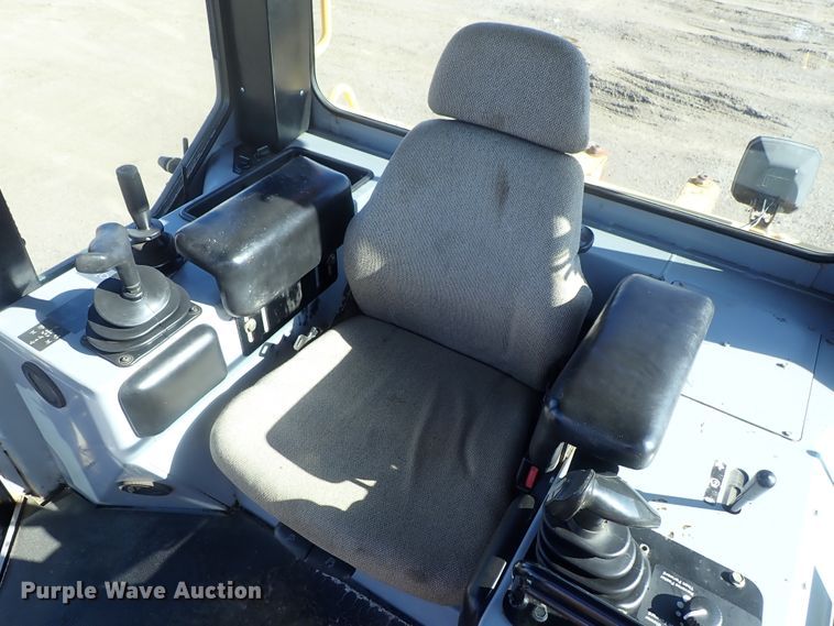 image for item DC3447 2004 John Deere 750C dozer