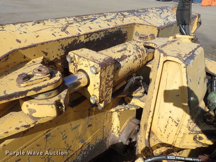 image for item DC3447 2004 John Deere 750C dozer