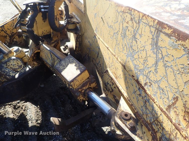 image for item DC3447 2004 John Deere 750C dozer