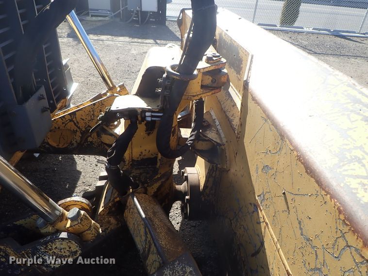 image for item DC3447 2004 John Deere 750C dozer