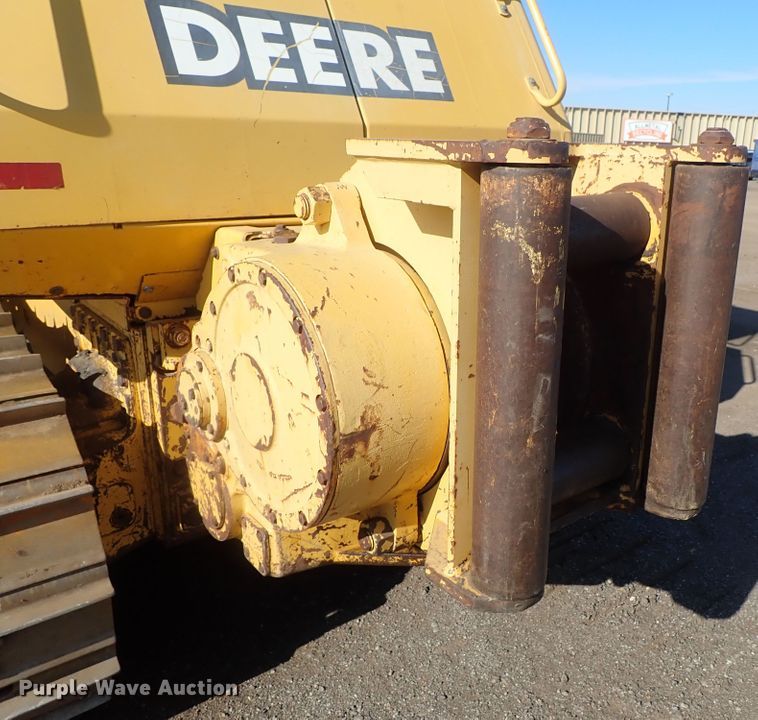 image for item DC3447 2004 John Deere 750C dozer