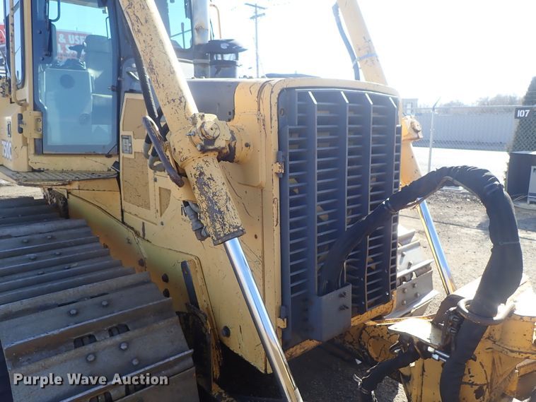 image for item DC3447 2004 John Deere 750C dozer