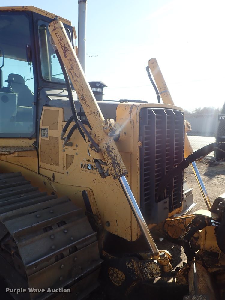 image for item DC3447 2004 John Deere 750C dozer