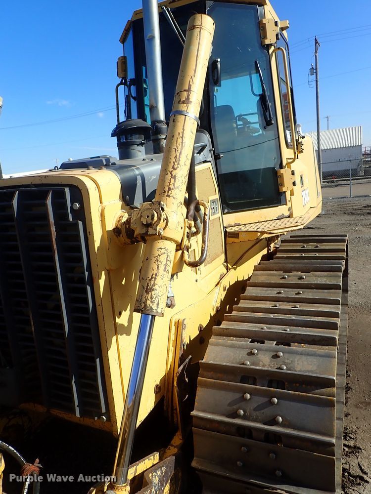 image for item DC3447 2004 John Deere 750C dozer