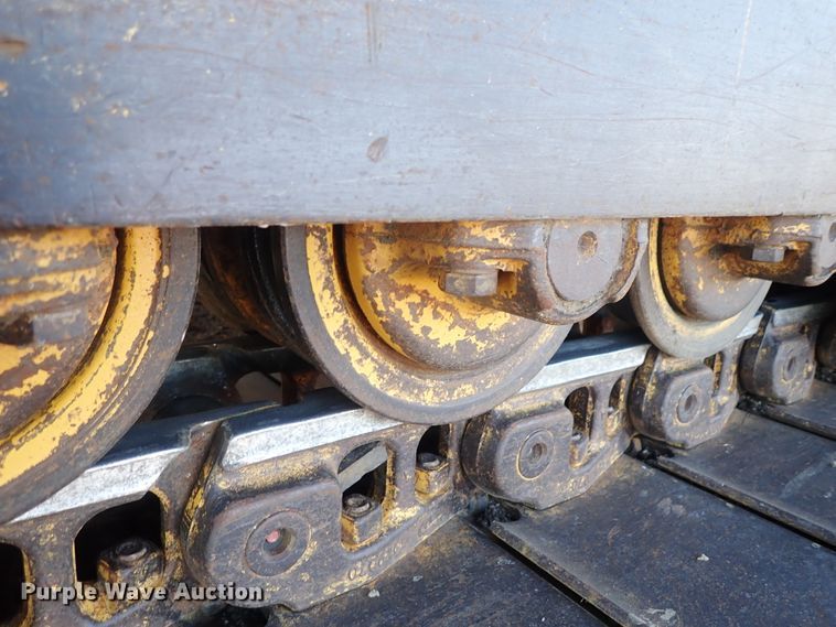 image for item DC3447 2004 John Deere 750C dozer