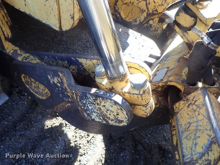 image for item DC3447 2004 John Deere 750C dozer