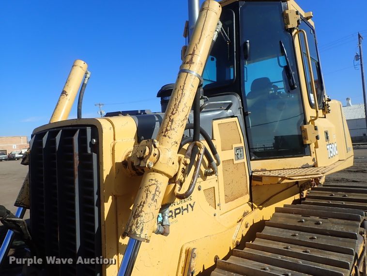 image for item DC3447 2004 John Deere 750C dozer