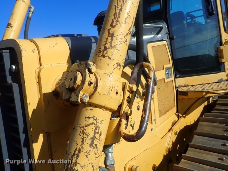 image for item DC3447 2004 John Deere 750C dozer