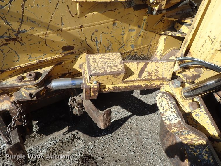 image for item DC3447 2004 John Deere 750C dozer