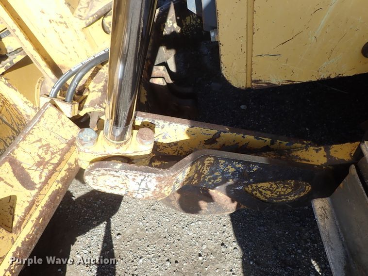 image for item DC3447 2004 John Deere 750C dozer