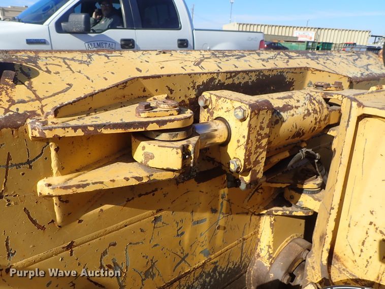 image for item DC3447 2004 John Deere 750C dozer