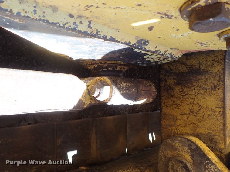 image for item DC3447 2004 John Deere 750C dozer