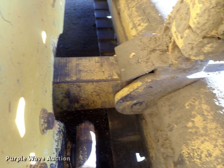 image for item DC3447 2004 John Deere 750C dozer