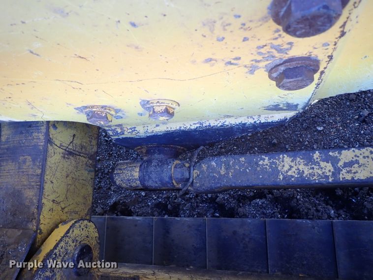 image for item DC3447 2004 John Deere 750C dozer