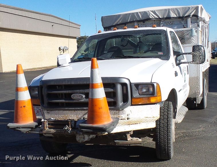 image for item DG5557 2001 Ford F450 chipper truck