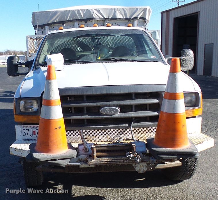 image for item DG5557 2001 Ford F450 chipper truck
