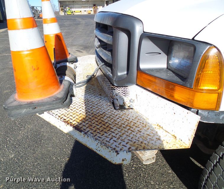 image for item DG5557 2001 Ford F450 chipper truck